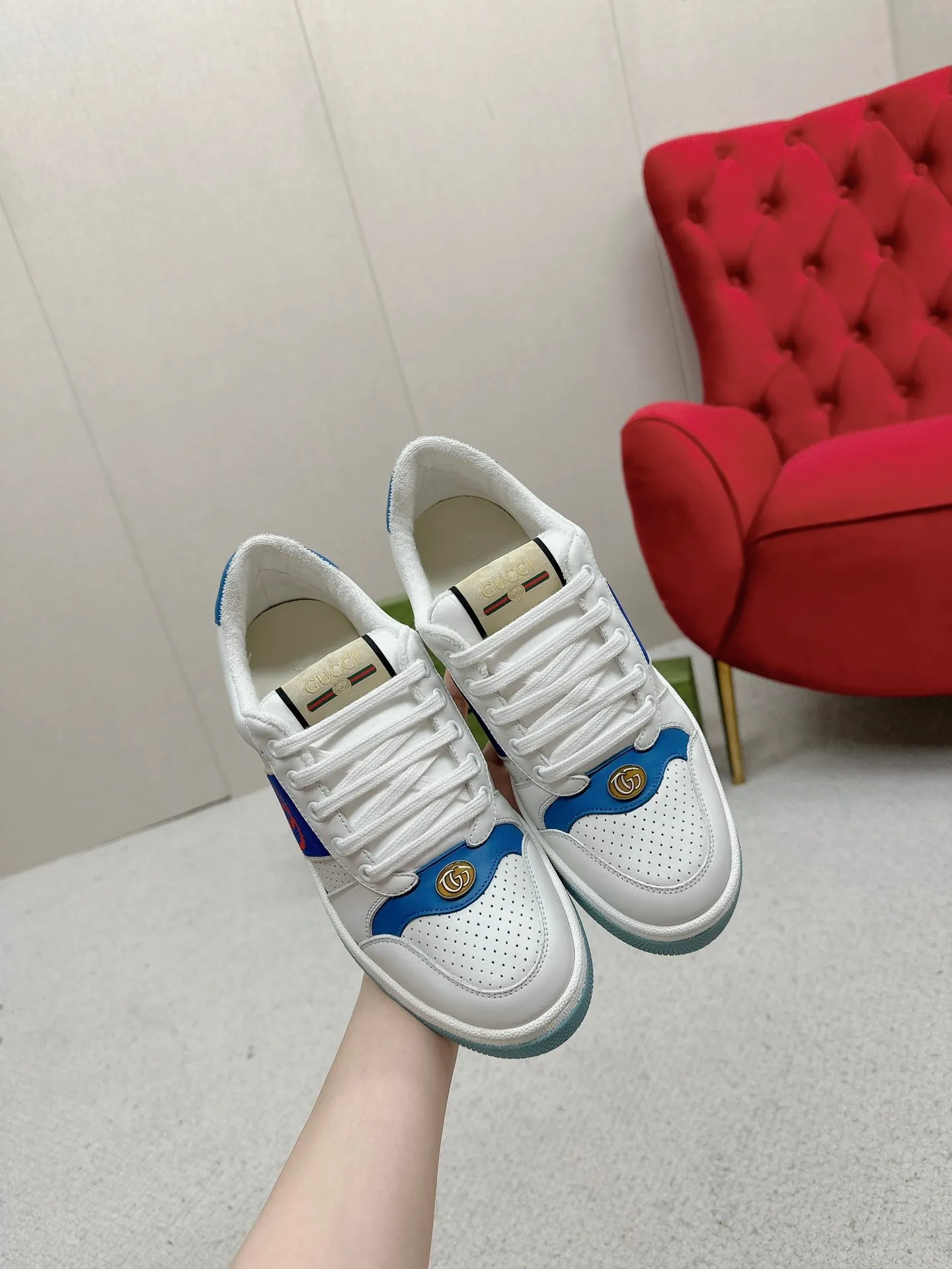 👟👟Ex-factory price 560👟👟 Men’s size +10 Gucci——purchased version GG series distressed dirty shoes-hot style is coming! 9 times out of 10 sales, you will definitely get the money. Ready stock! Spot goods! Spot goods! New colors added - the ultimate version on the market! Purchase the original version and develop it... fabric, material, outsole, and details can be compared at will! Open-mold Swarovski one-to-one replica rhinestone chain...Metal cherry pendant...Metal double G crystal cylindrical mark...Gucci original customized narrow webbing...Super flash series - flash diamond chain. The cherry decoration is detachable and can be changed into two to match with each other to show your personality. Exclusive color-brushed cowhide fabric. Hand-made distressed is very textured and has a sense of luxury! The details of the workmanship can be seen in the drawings, and no line is missed. The original terry cloth is delicate, soft and more comfortable and breathable. The privately stamped two-color original TPU outsole (lower layer is wider, upper layer is narrower). Matching packaging⭐️ Size: Female 35-40 Male 39-44 (Female 41 Male 45 customized)